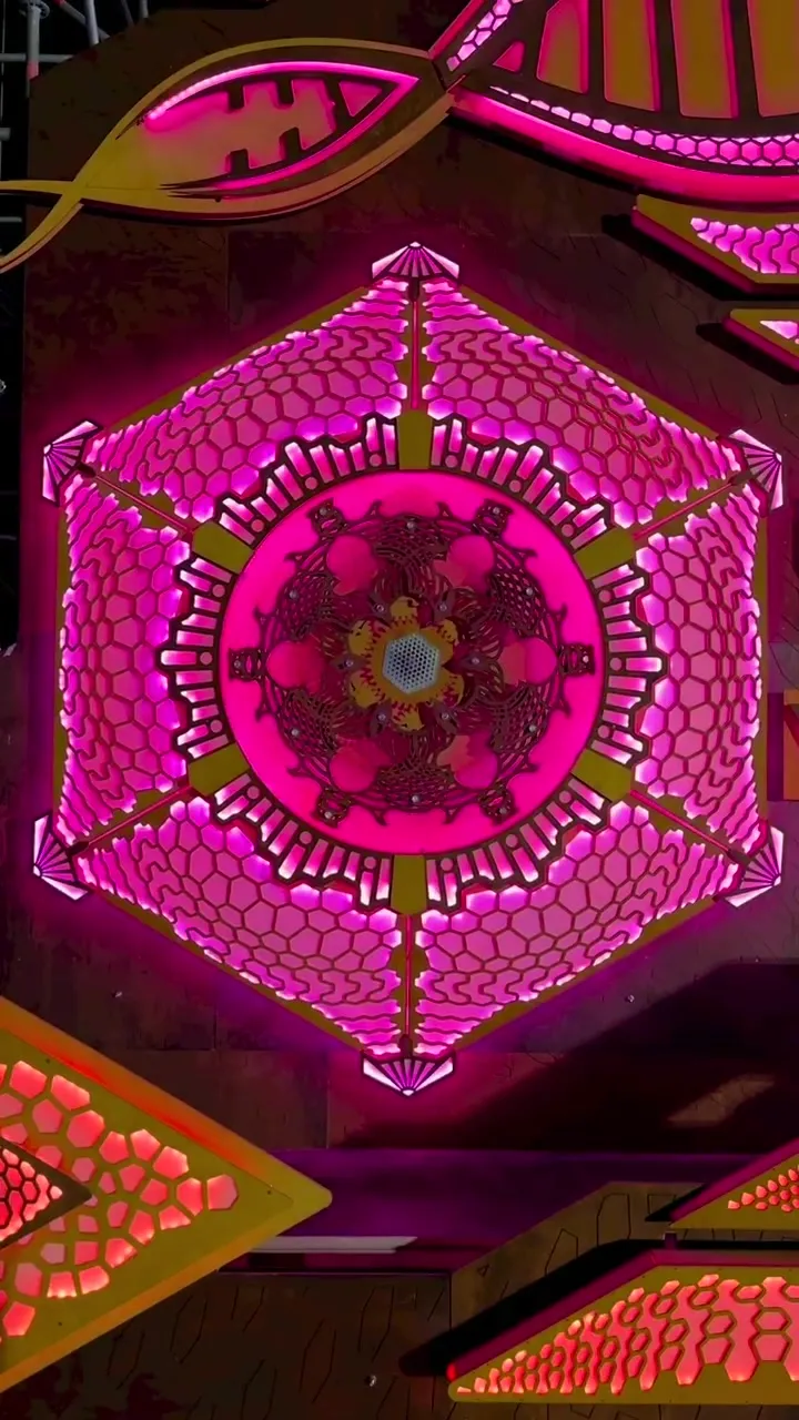 Monegros Festival × Elrow – Kinetic stage installation and a totem in the desert – multiple movements creating moiré illusions.