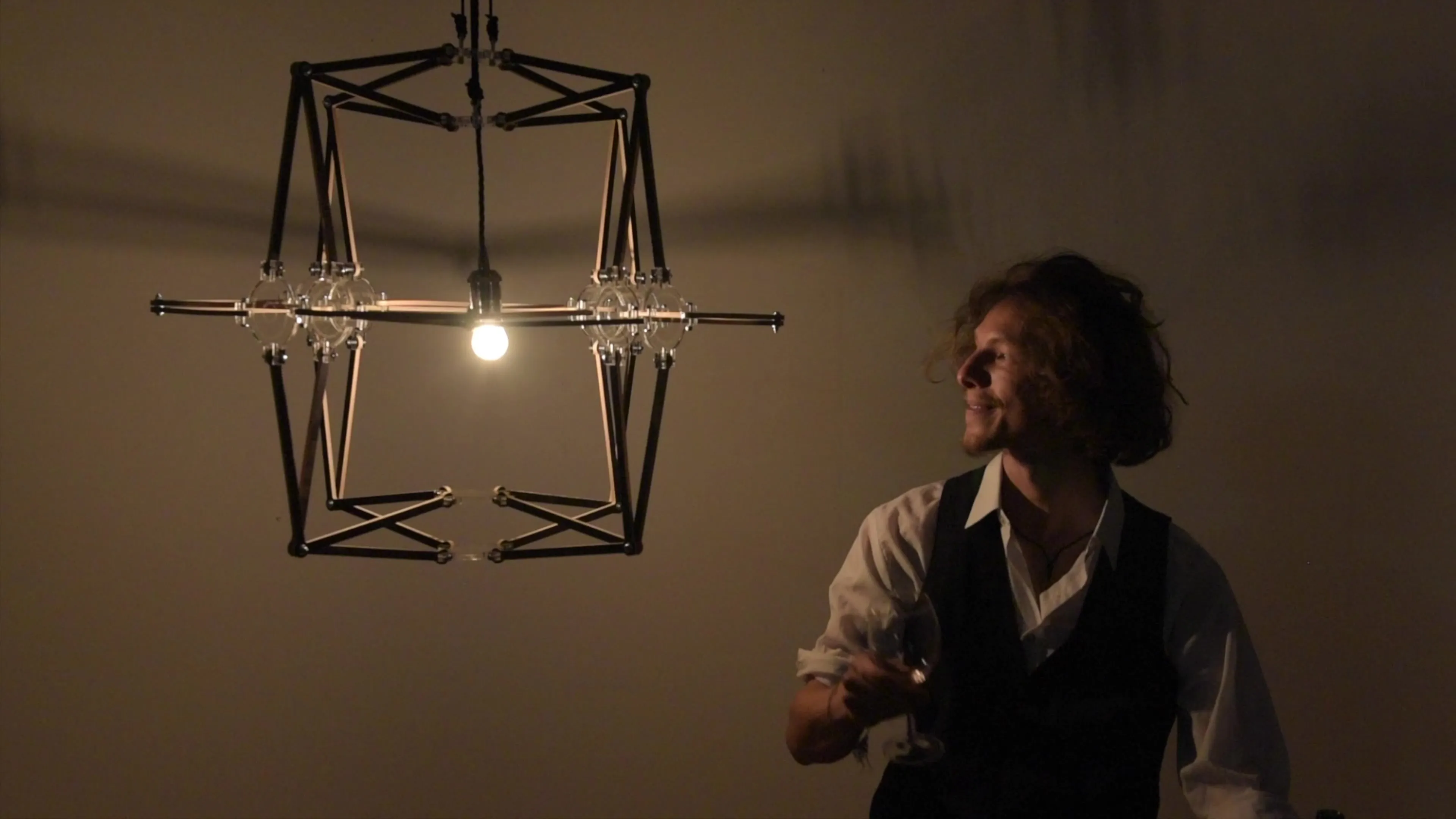 Dynamic Frames – Leuchten aus beweglichen Rahmen – eine Lichtquelle, unendlich wechselnde Geometrien an den Wänden um dich herum.