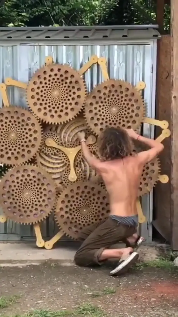 Modem Festival · Planetary Gear – A planetary gear made of carved wooden discs – built by hand on site for Modem Festival.