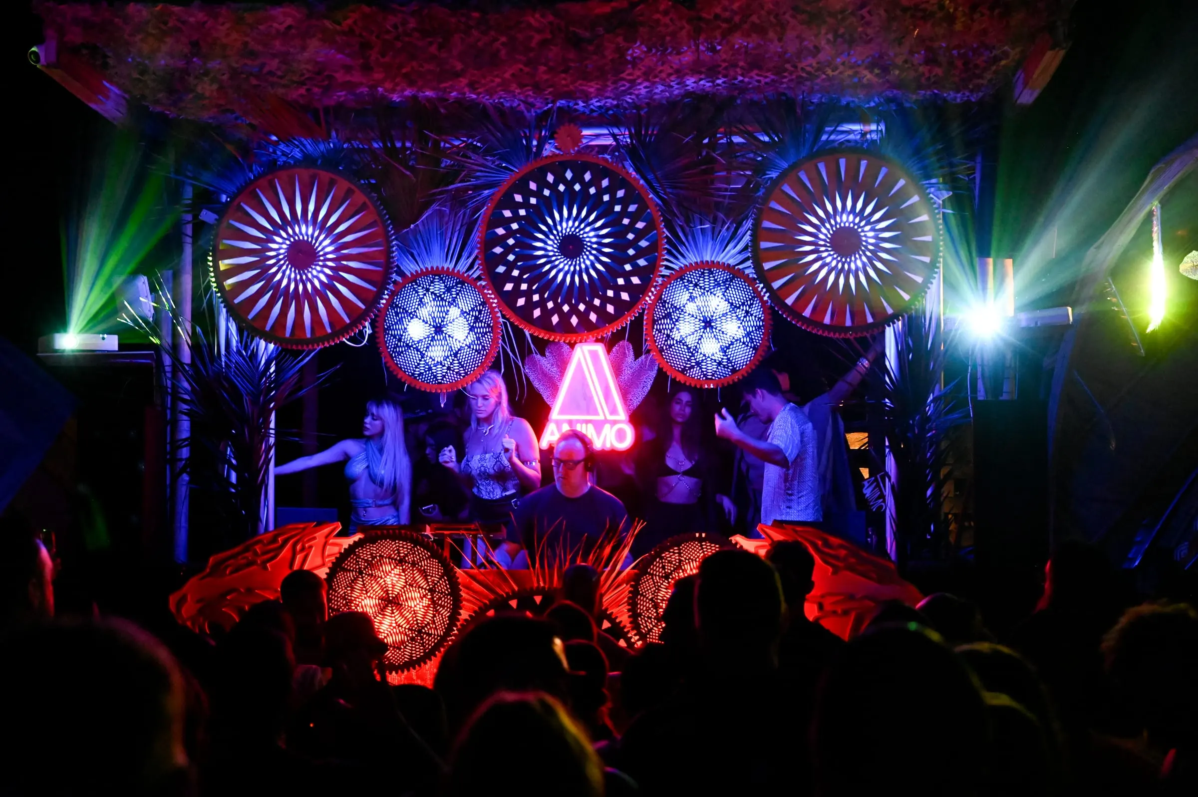 Animo Tulum – Glowing kinetic mandalas on the beach in Tulum – from sunset to sunrise.